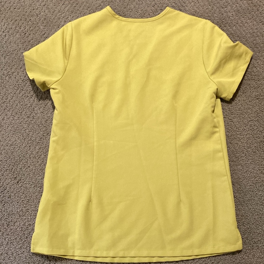 Limeade Figs Catarina One Pocket Scrub Top - Picture 3 of 3